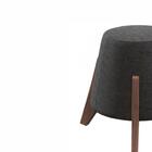 Puff Malibu Decorativo Com Linho Escuro E Pés Em Madeira