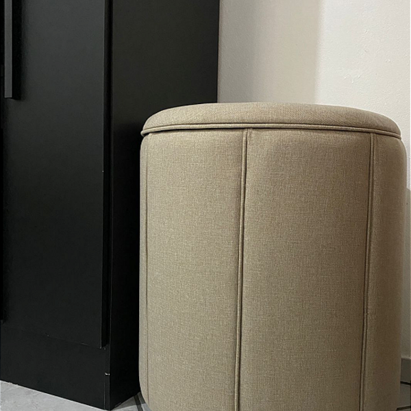 Puff Redondo Baú Não É Segredo Debrum Linho Palha 54x60 Ns0601