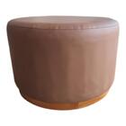 Puff Redondo Ipanema Couro Caramelo Com Base Em Madeira