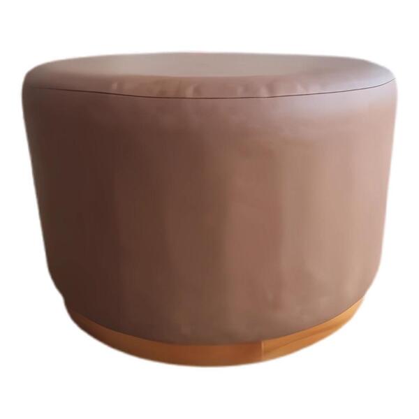 Puff Redondo Ipanema Couro Caramelo Com Base Em Madeira