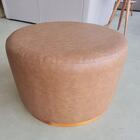 Puff Redondo Ipanema Couro Caramelo Com Base Em Madeira