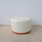 Puff Redondo Ipanema Couro Pérola Com Base Em Madeira