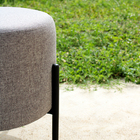 Puff Redondo Liverpool De Linho Pés De Ferro - Cinza