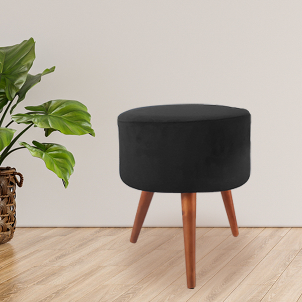 Puff Redondo Loren Estofado Em Veludo Preto E Pés Em Madeira