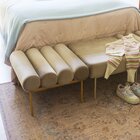 Puff Rolinho Tecido Veludo Linee Dourado