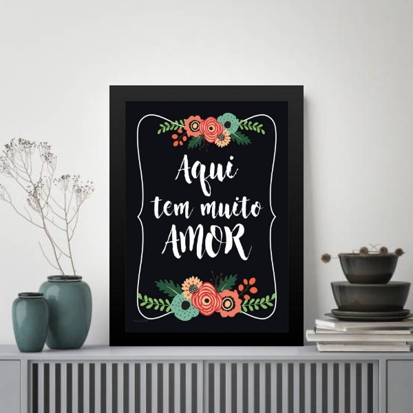 Quadro Aqui Tem Muito Amor 45x34cm - Com Vidro Moldura Branca