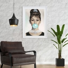 Quadro Audrey Hepburn Bubble Gum 60x48cm Moldura:madeira Preta