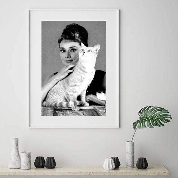 Quadro Audrey Hepburn Com Gato - 60x48cm Moldura:madeira Bran