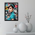 Quadro Audrey Hepburn Fundo Colagem 45x34cm Moldura Preta