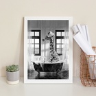 Quadro Banheiro Girafa Tomando Banho 45x34cm Moldura Branca