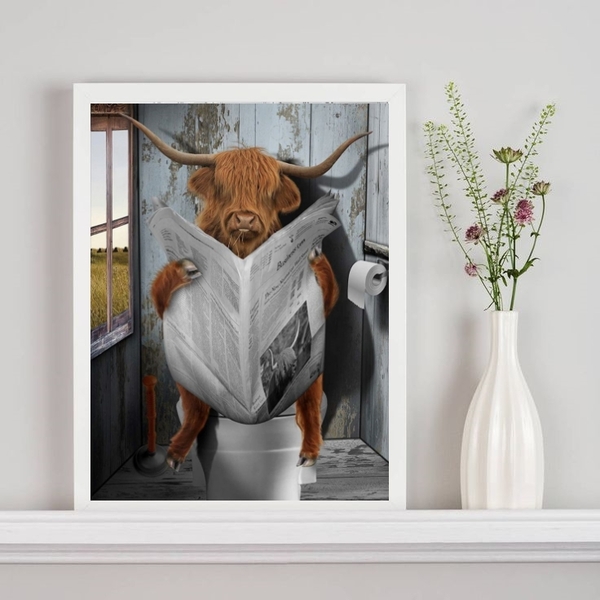 Quadro Boi No Banheiro Lendo Jornal 24x18cm - Com Vidro Moldu