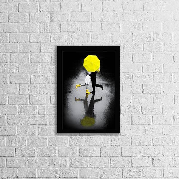 Quadro Casal Na Chuva Com Sombrinha Amarela 45x34cm - Com Vid