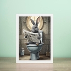 Quadro Coelho No Banheiro Lendo Jornal 45x34cm - Com Vidro Mo