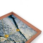 Quadro Com Moldura Chanfrada Elementos Dourados