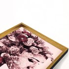 Quadro Com Moldura Chanfrada Mulher Com Rosas