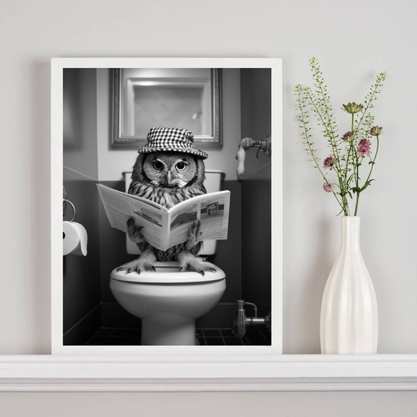 Quadro Coruja No Banheiro Lendo Jornal 24x18cm Moldura:madeir