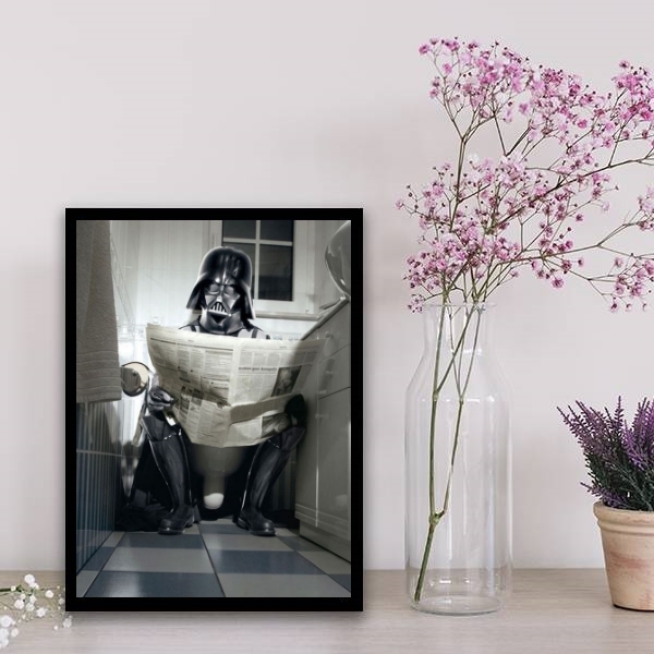 Quadro Decorativo Darth No Banheiro 33x24cm Moldura:madeira P