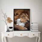 Quadro Decorativo Leão Com Cordeiro 33x24cm - Com Vidro Moldu