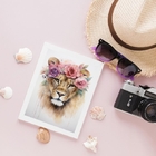 Quadro Decorativo Leoa Com Coroa De flores 45x34cm - Com Vidr