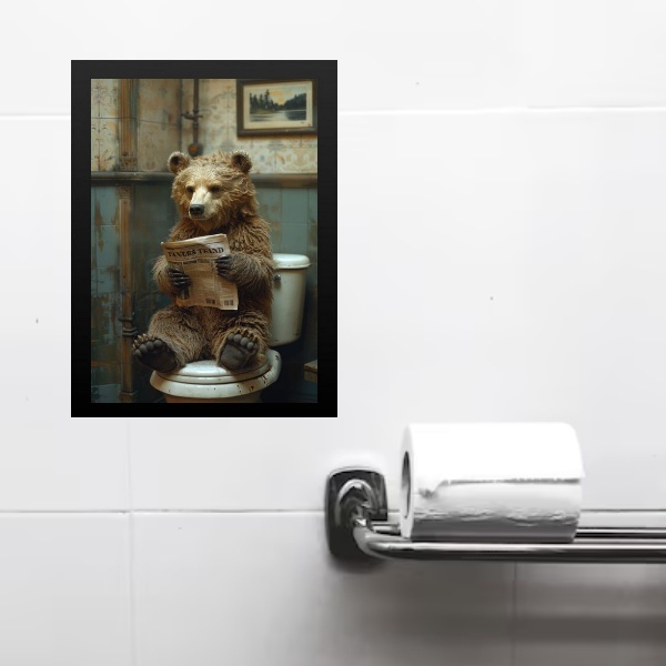 Quadro Divertido Banheiro Ursinho Lendo Jornal 45x34cm - Com