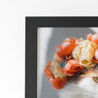 Quadro Gato Branco Com Coroa De Flores Moldura Preta 60x40cm