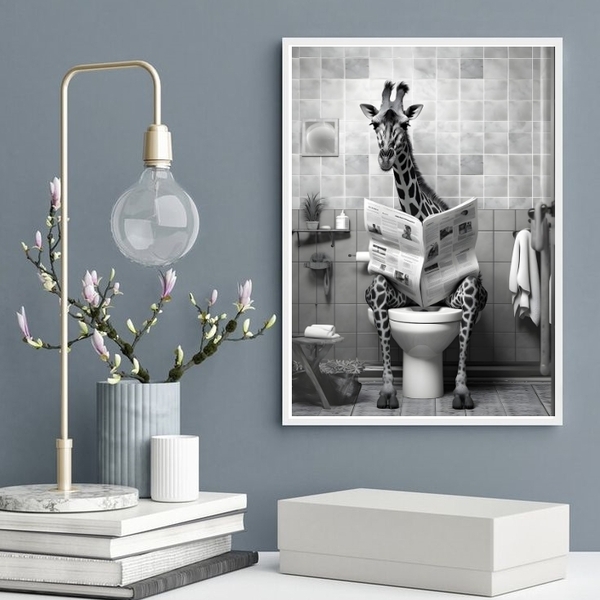 Quadro Girafa No Banheiro Lendo Jornal 24x18cm Moldura:madeir