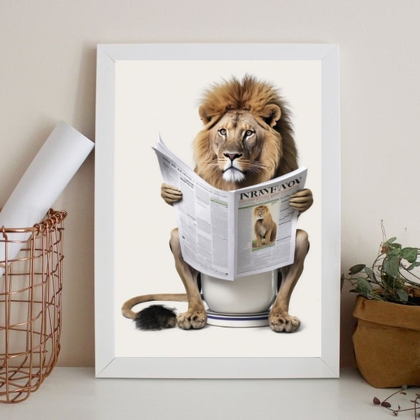 Quadro Leão No Banheiro Lendo Jornal 24x18cm - Com Vidro Mold