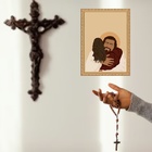 Quadro Moldura Dourada Abraço De Jesus 45x34cm Acabamento:com