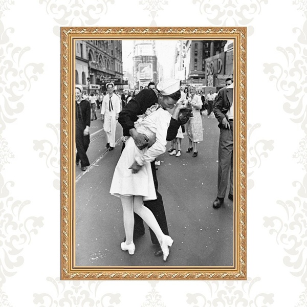 Quadro Moldura Dourada Beijo Segunda Guerra 45x34cm Acabament