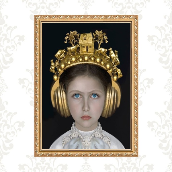 Quadro Moldura Dourada Menina Com Fone Ouvido 33x24cm Acabame