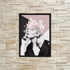 Quadro Mulher Geométrico Com Flores Rosas 33x24cm - Com Vidro