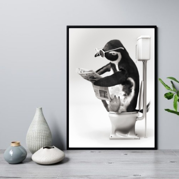 Quadro Para Banheiro Pinguim No Vaso 45x34cm Moldura:madeira