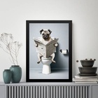Quadro Pug Com Jornal No Banheiro 33x24cm - Com Vidro Moldura