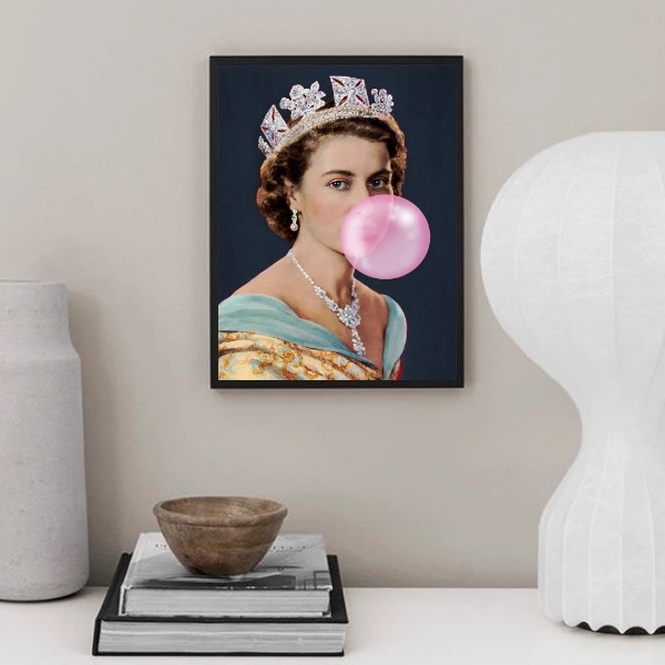 Quadro Queen Elizabeth With Bubblegum 45x34cm - Com Vidro Mol