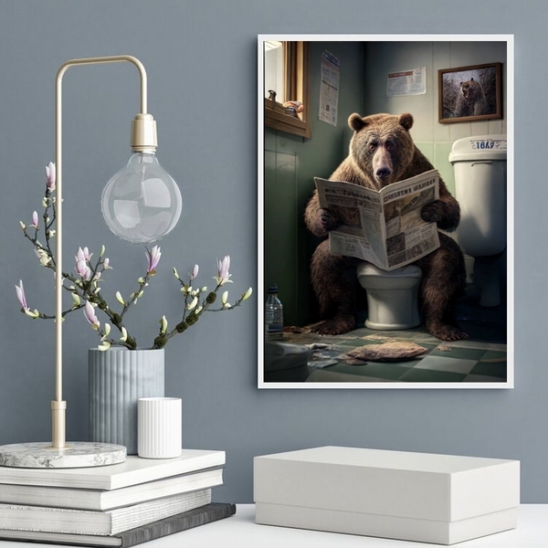 Quadro Urso No Banheiro Lendo Jornal 45x34cm - Com Vidro Mold