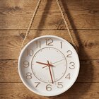 Relógio Parede Decorativo Redondo Branco Com Alça Corda 30cm