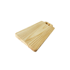 Tábua De Aperitivos Frios Com Uma Alça De Coração Madeira Em