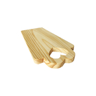 Tábua De Aperitivos Frios Com Uma Alça De Coração Madeira Em