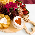 Tábua De Frios Redonda Com Alça Em Coração Para Mesa Posta