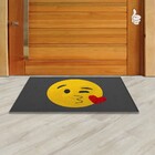 Tapete Capacho - Emoji Mandando Beijo