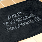 Tapete Capacho Para Porta Preto Frase Aqui Vivemos Felizes Pr