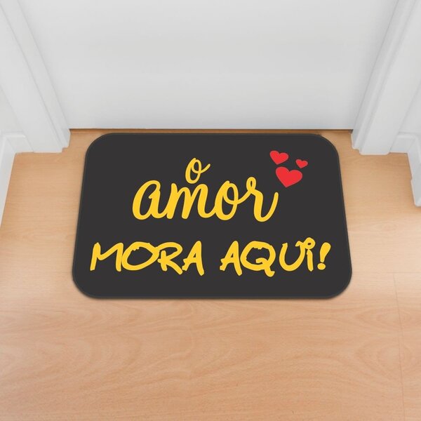 Tapete Decorativo Emborrachado Fundo Preto O Amor Mora Aqui -
