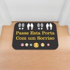 Tapete Decorativo Emborrachado Passe Esta Porta Com Um Sorris
