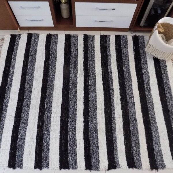 Tapete Para Sala Cru E Preto Felpudo Listrado 1.50x2.00