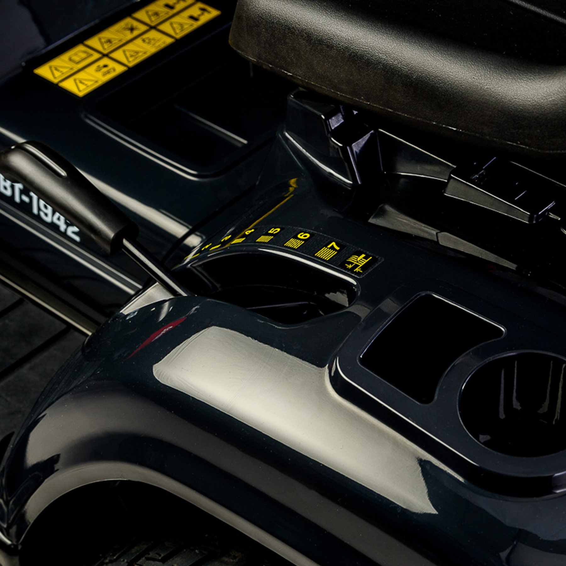 Trator Cortador de Grama a Gasolina Branco BT-1942 19Hp