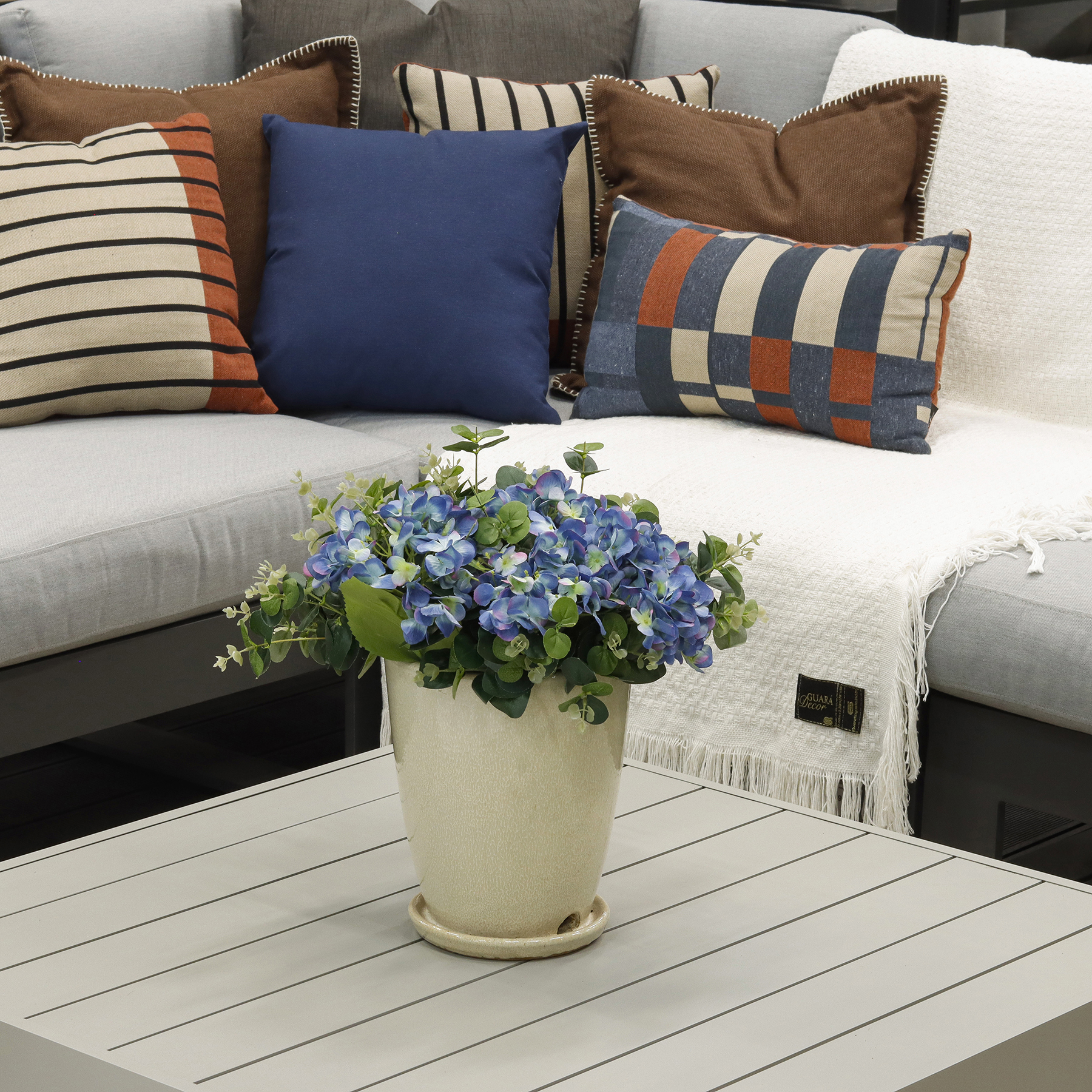 Vaso de Planta Médio com Prato Embutido Livia, da TS Brasil