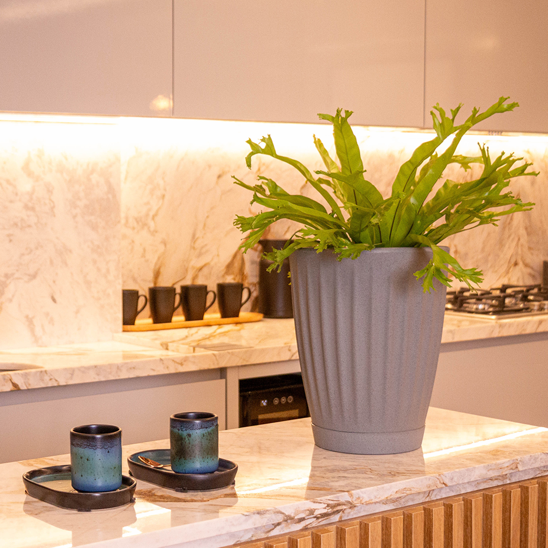 Vaso de Planta Médio de Plástico com Prato Cinza Florence Geolia