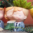 Vaso Em Poliresina - Menino De Terno