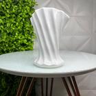 Vaso Torcido Branco Pequeno De Cerâmica Trabalhado Moderno