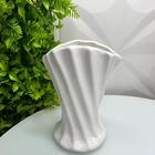 Vaso Torcido Branco Pequeno De Cerâmica Trabalhado Moderno